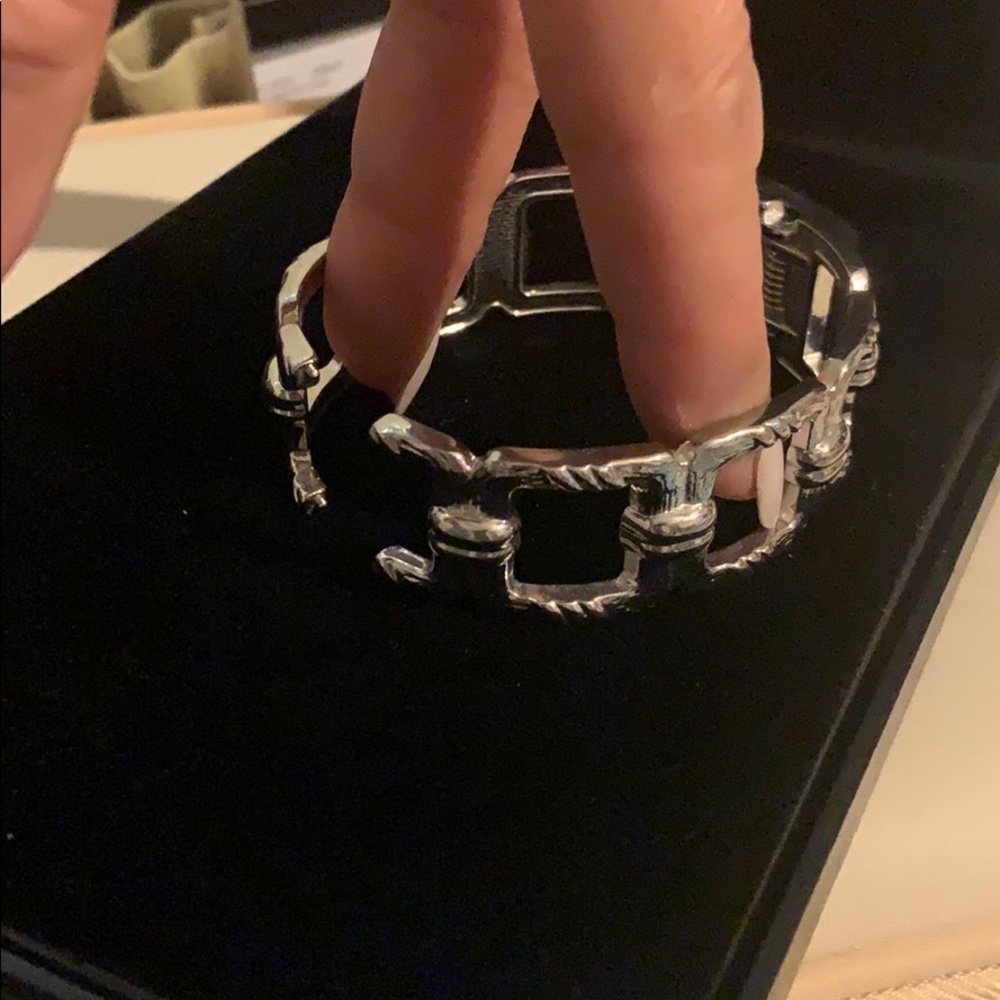 Cute Silver hinged bracelet/bangle - Picture 8 of 9